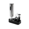 Set para Vinos DRUVA con sacacorchos eléctrico, cortador, vertedor, tapón y base organizadora sobre superficie oscura