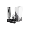 Set para Vinos DRUVA con sacacorchos eléctrico, cortador, vertedor, tapón y base organizadora sobre superficie oscura