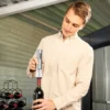 Set para Vinos DRUVA con sacacorchos eléctrico, cortador, vertedor, tapón y base organizadora sobre superficie oscura