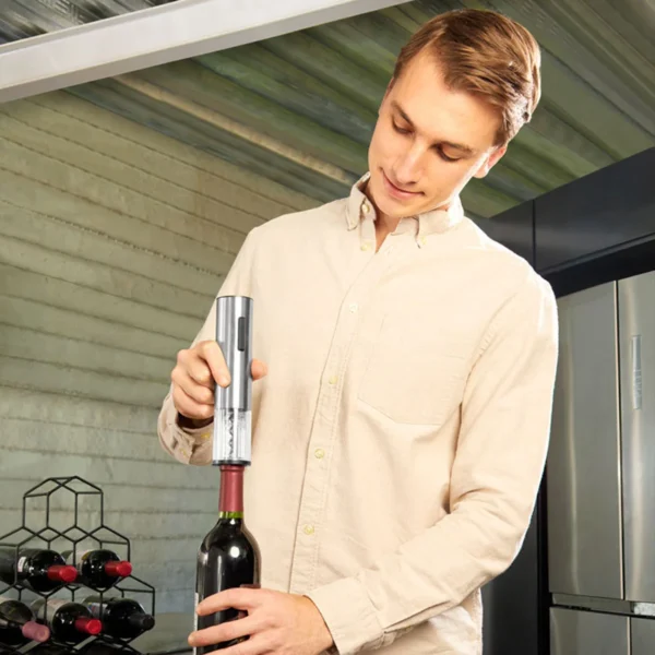 Set para Vinos DRUVA con sacacorchos eléctrico, cortador, vertedor, tapón y base organizadora sobre superficie oscura
