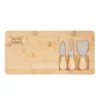 Tabla de quesos CHEDDAR. Tabla de bambú con cuchillo, tenedor y espátula de acero inoxidable sobre superficie clara
