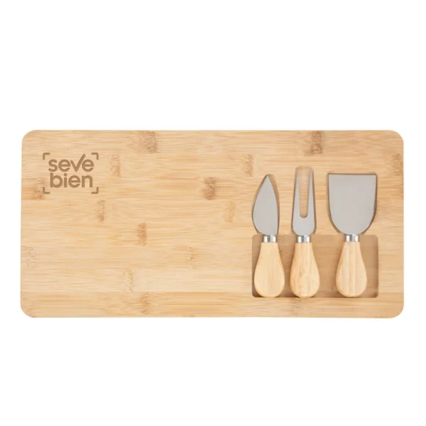Tabla de quesos CHEDDAR. Tabla de bambú con cuchillo, tenedor y espátula de acero inoxidable sobre superficie clara