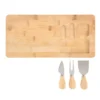Tabla de quesos CHEDDAR. Tabla de bambú con cuchillo, tenedor y espátula de acero inoxidable sobre superficie clara