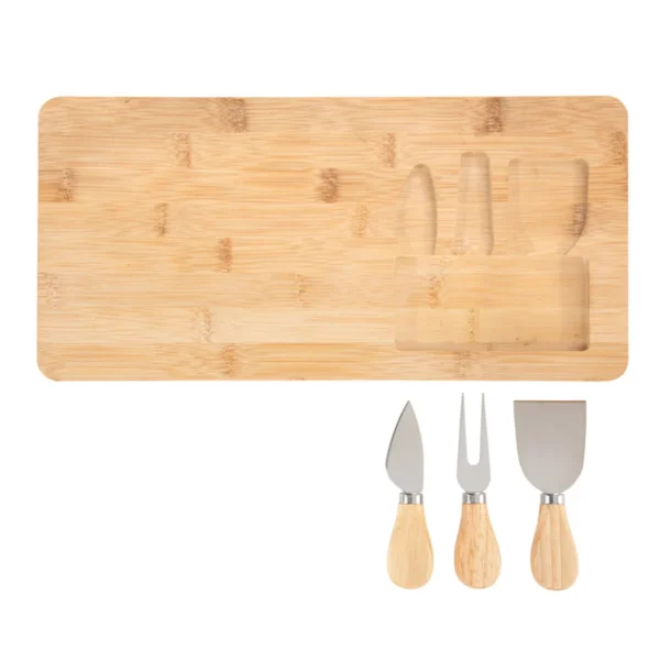 Tabla de quesos CHEDDAR. Tabla de bambú con cuchillo, tenedor y espátula de acero inoxidable sobre superficie clara