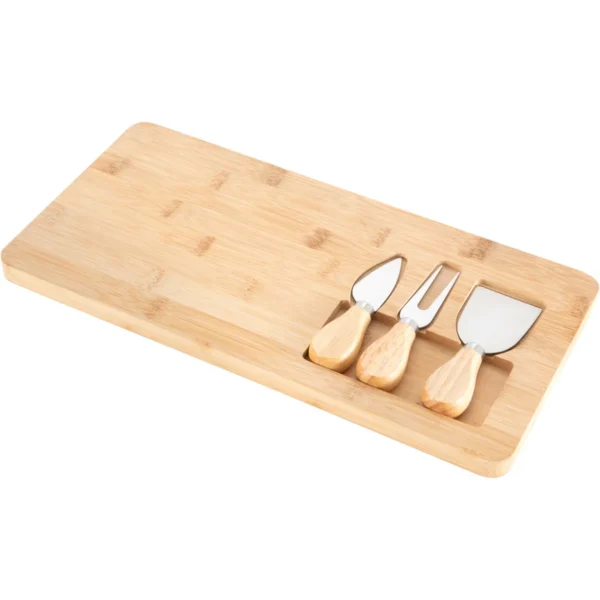 Tabla de quesos CHEDDAR. Tabla de bambú con cuchillo, tenedor y espátula de acero inoxidable sobre superficie clara