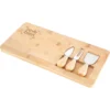 Tabla de quesos CHEDDAR. Tabla de bambú con cuchillo, tenedor y espátula de acero inoxidable sobre superficie clara