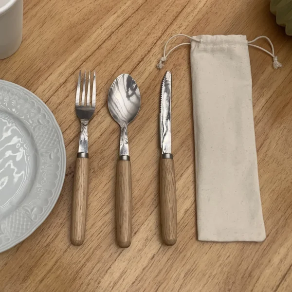 Set de cubiertos MEALTIME con estuche de lona crudo y caja Kraft, cinco piezas de acero inoxidable con mango de madera
