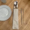 Set de cubiertos MEALTIME con estuche de lona crudo y caja Kraft, cinco piezas de acero inoxidable con mango de madera