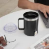 Mug DIANA de doble pared en acero 201 con tapa transparente y base antideslizante, capacidad 450 ml