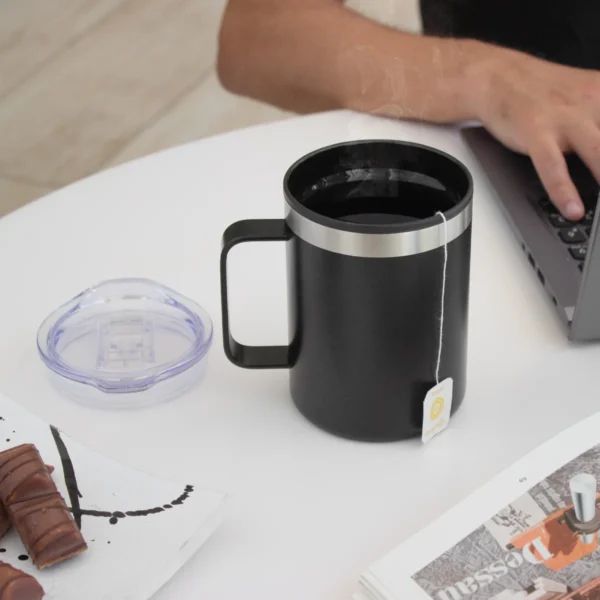 Mug DIANA de doble pared en acero 201 con tapa transparente y base antideslizante, capacidad 450 ml