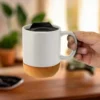 Taza sublimable MIKA de cerámica gres con tapa negra, base de corcho y acabado mate, capacidad 380 ml
