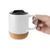 Taza sublimable MIKA de cerámica gres con tapa negra, base de corcho y acabado mate, capacidad 380 ml