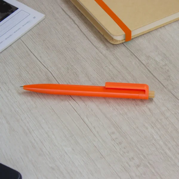 Bolígrafo LOREN con cuerpo de plástico ABS reciclado en varios colores y pulsador de bambú