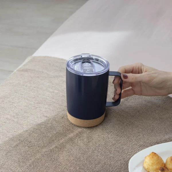 Mug térmico KORK de acero inoxidable con base de corcho y tapa de poliestireno, presentado en caja kraft