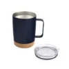 Mug térmico KORK de acero inoxidable con base de corcho y tapa de poliestireno, presentado en caja kraft