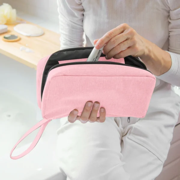 Necessaire PETUNIA abierto desplegado mostrando compartimentos interiores organizados con bolsillos de red y gancho