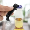 Llavero destapador OPENER de aluminio con correa de poliéster negro y acabado brillante, personalizable con logo empresarial