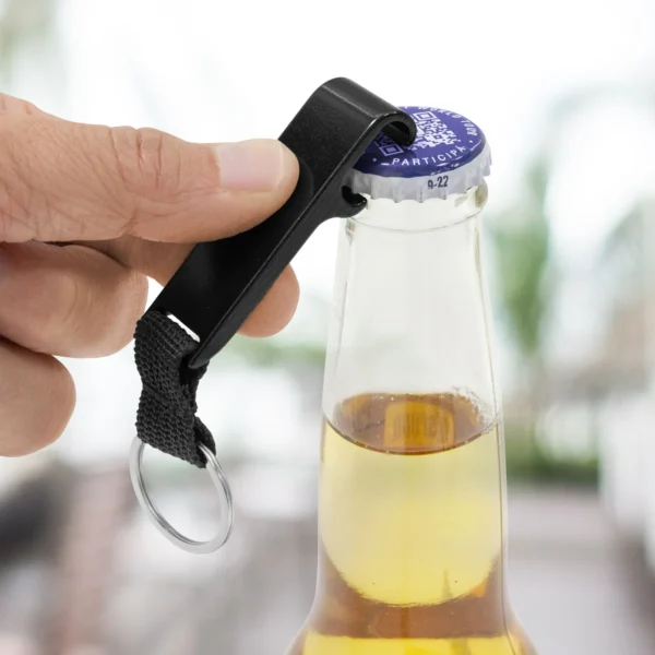 Llavero destapador OPENER de aluminio con correa de poliéster negro y acabado brillante, personalizable con logo empresarial