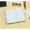 Libreta Arrone con cubierta de papel kraft lavado, banda elástica de cierre y portaelástico para bolígrafo