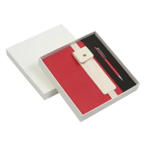 Set Bansko abierto mostrando libreta de curpiel, estuche portabolígrafos con elástico y bolígrafo de tinta negra incluido