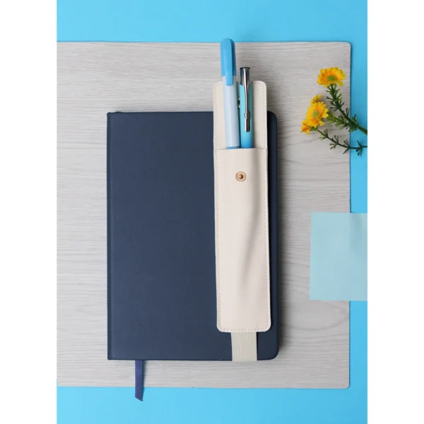 Set Bansko abierto mostrando libreta de curpiel, estuche portabolígrafos con elástico y bolígrafo de tinta negra incluido