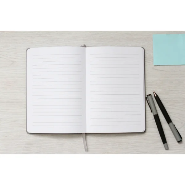 Set Bansko abierto mostrando libreta de curpiel, estuche portabolígrafos con elástico y bolígrafo de tinta negra incluido