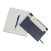 Set Bansko abierto mostrando libreta de curpiel, estuche portabolígrafos con elástico y bolígrafo de tinta negra incluido