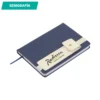 Set Bansko abierto mostrando libreta de curpiel, estuche portabolígrafos con elástico y bolígrafo de tinta negra incluido