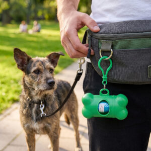 Dispensador de bolsas POODLE en forma de hueso de polipropileno con mosquetón plástico incluido, para personalizar con logotipo