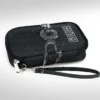 Estuche Harrison de poliéster con zipper y separador interno, abierto mostrando su organización interior para accesorios electrónicos