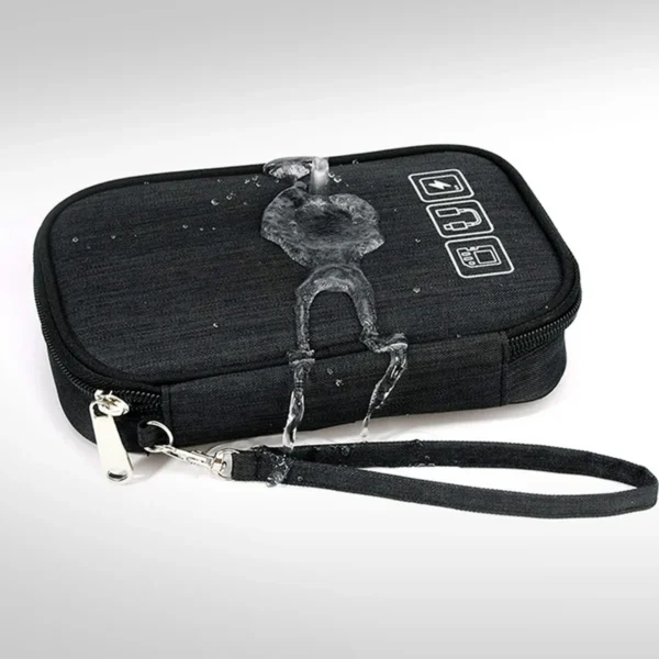 Estuche Harrison de poliéster con zipper y separador interno, abierto mostrando su organización interior para accesorios electrónicos