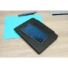 Libreta cargador Senaki de curpiel con porta documentos y batería integrada de 5000 mAh, cerrada sobre escritorio — vista 02
