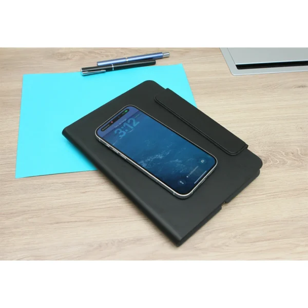 Libreta cargador Senaki de curpiel con porta documentos y batería integrada de 5000 mAh, cerrada sobre escritorio — vista 02