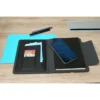 Libreta cargador Senaki de curpiel con porta documentos y batería integrada de 5000 mAh, cerrada sobre escritorio — vista 03