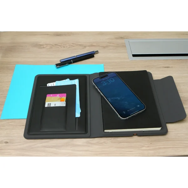 Libreta cargador Senaki de curpiel con porta documentos y batería integrada de 5000 mAh, cerrada sobre escritorio — vista 03
