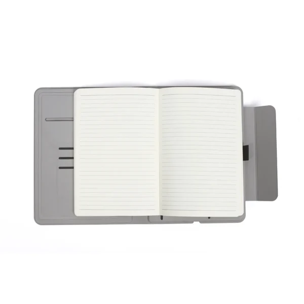 Libreta cargador Senaki de curpiel con porta documentos y batería integrada de 5000 mAh, cerrada sobre escritorio — vista 04