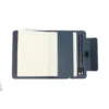 Libreta cargador Senaki de curpiel con porta documentos y batería integrada de 5000 mAh, cerrada sobre escritorio — vista 06