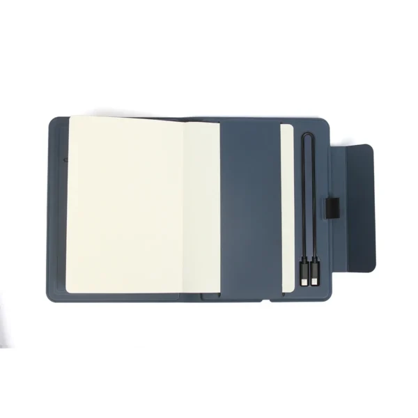 Libreta cargador Senaki de curpiel con porta documentos y batería integrada de 5000 mAh, cerrada sobre escritorio — vista 06