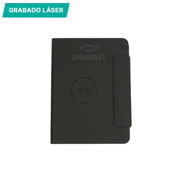 Libreta cargador Senaki de curpiel con porta documentos y batería integrada de 5000 mAh, cerrada sobre escritorio — vista 08
