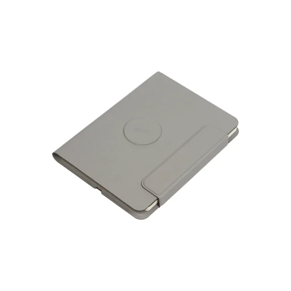 Libreta cargador Senaki de curpiel con porta documentos y batería integrada de 5000 mAh, cerrada sobre escritorio — vista 10