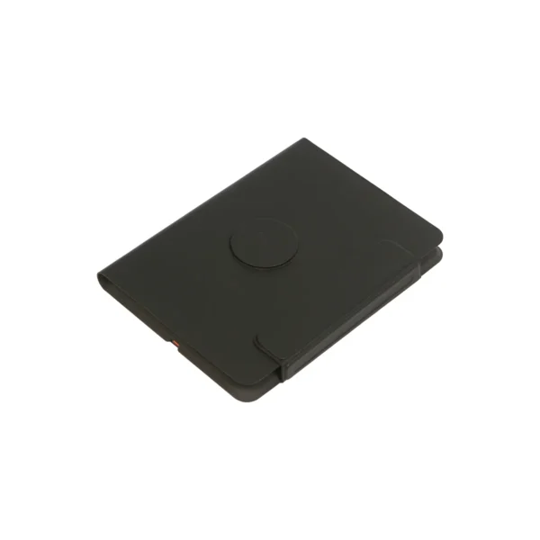 Libreta cargador Senaki de curpiel con porta documentos y batería integrada de 5000 mAh, cerrada sobre escritorio — vista 11