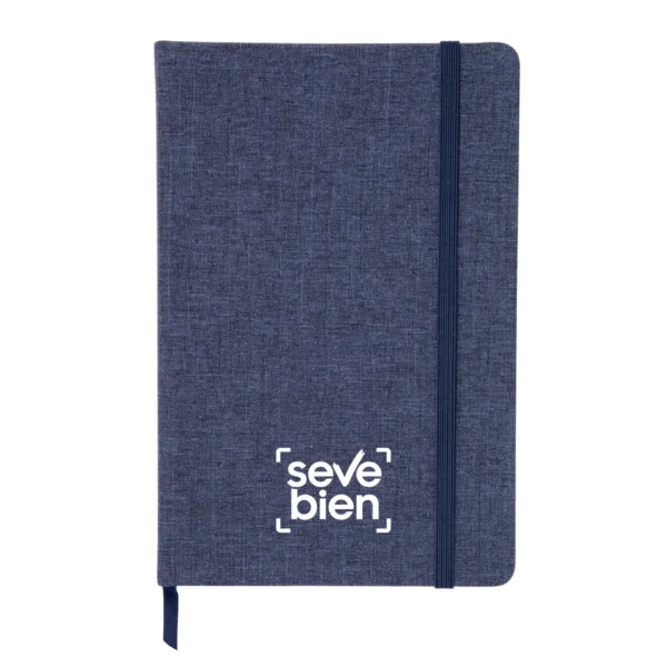 Libreta PETRA con tapa de RPET 300D en color negro, banda elástica de cierre y 80 hojas rayadas de papel crema — vista 02