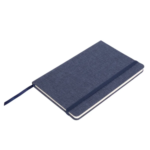 Libreta PETRA con tapa de RPET 300D en color negro, banda elástica de cierre y 80 hojas rayadas de papel crema — vista 03