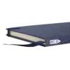 Libreta PETRA con tapa de RPET 300D en color negro, banda elástica de cierre y 80 hojas rayadas de papel crema — vista 04
