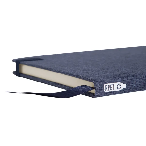 Libreta PETRA con tapa de RPET 300D en color negro, banda elástica de cierre y 80 hojas rayadas de papel crema — vista 04