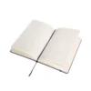 Libreta PETRA con tapa de RPET 300D en color negro, banda elástica de cierre y 80 hojas rayadas de papel crema — vista 05