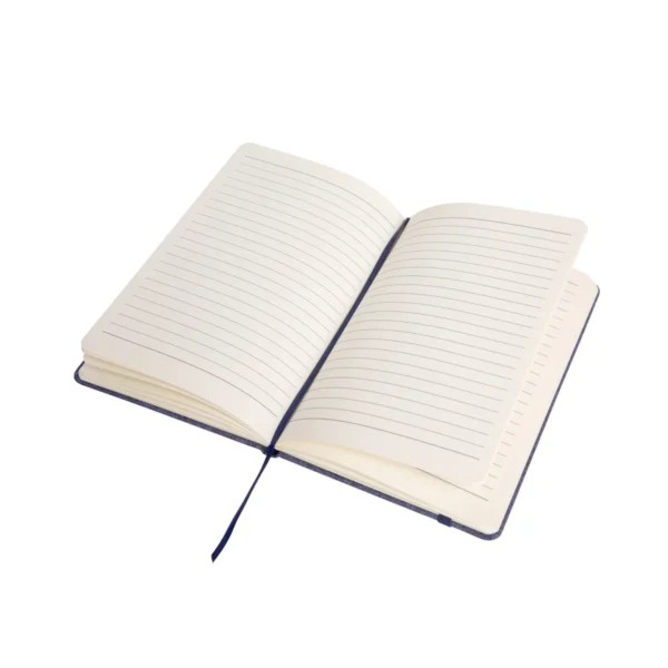 Libreta PETRA con tapa de RPET 300D en color negro, banda elástica de cierre y 80 hojas rayadas de papel crema — vista 05