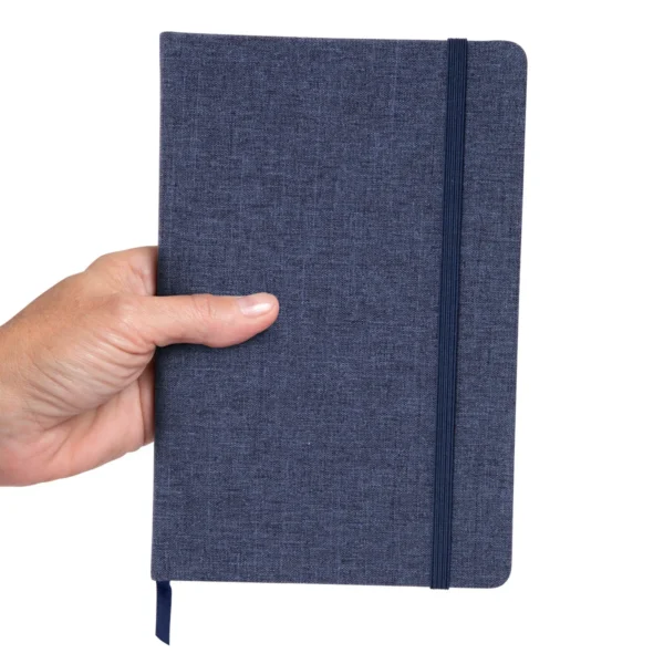 Libreta PETRA con tapa de RPET 300D en color negro, banda elástica de cierre y 80 hojas rayadas de papel crema — vista 06