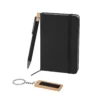 Set ejecutivo POCKET abierto mostrando bolígrafo, libreta y llavero sobre caja negra mate — vista 06