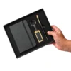 Set ejecutivo POCKET abierto mostrando bolígrafo, libreta y llavero sobre caja negra mate — vista 08